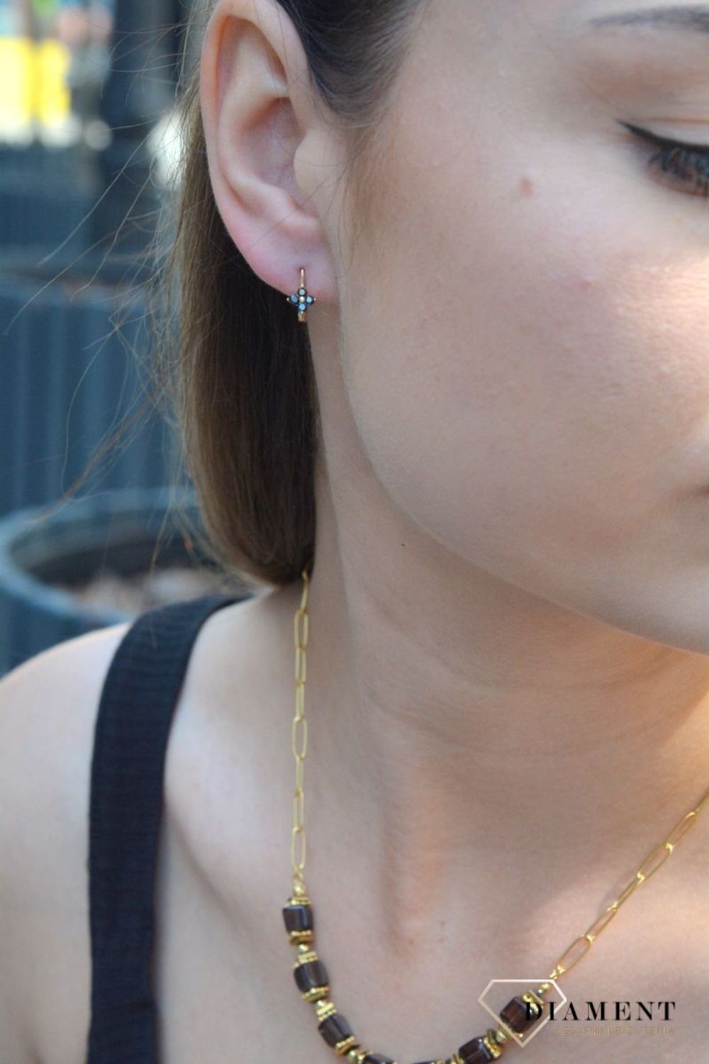 Złote kolczyki 333 kwiatki z czarną cyrkonią KL 403C 333. Śliczne kolczyki dziecięce w kształcie pięknego kwiatka. Złoto z ozdobnymi czarnymi cyrkoniami ułożone w kształt delikatnego kwiatka. Urocza biżuter.jpg